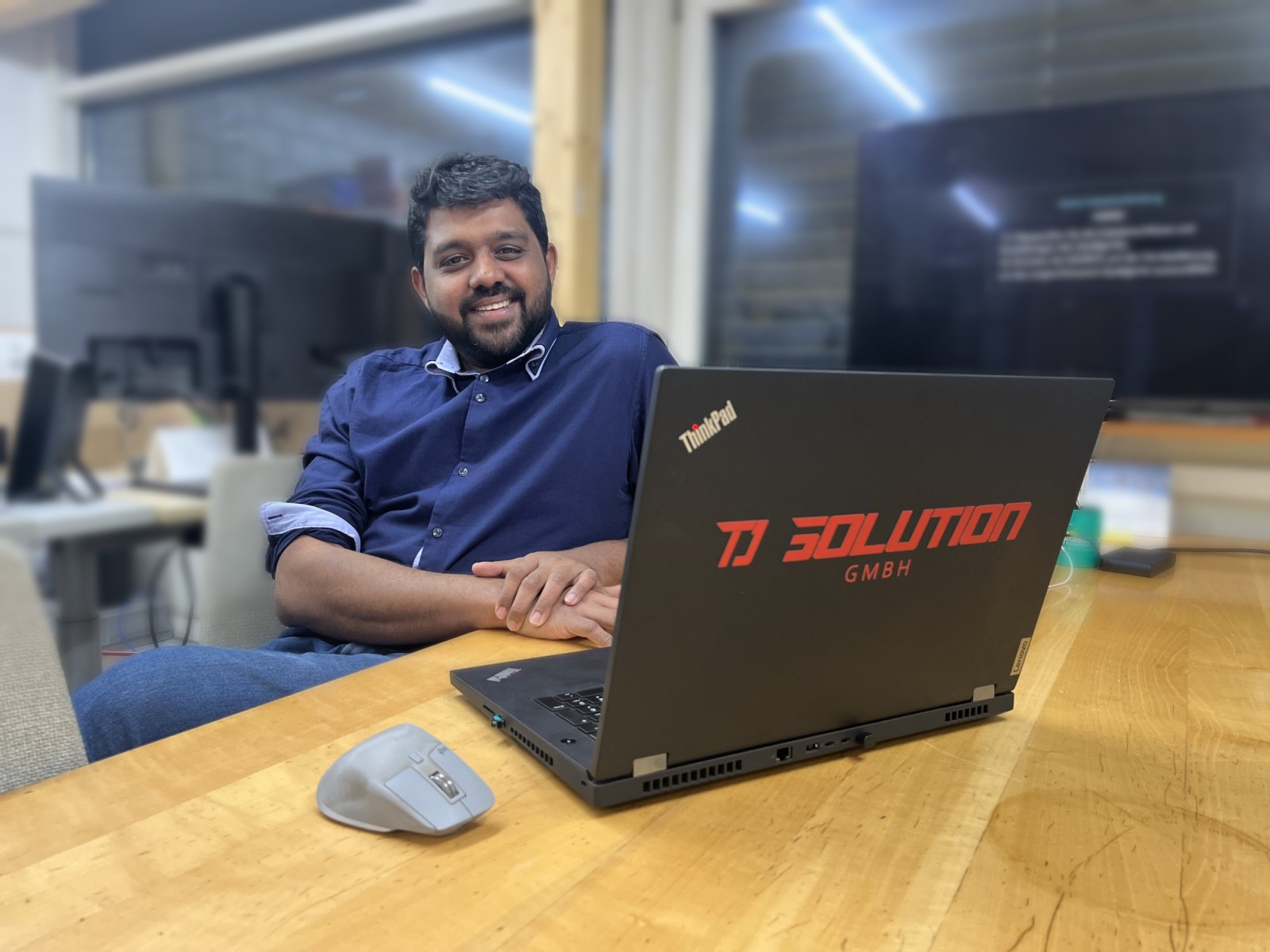 Janarrththanan Thangavadivelu am Arbeitsplatz mit TJ-SOLUTION-Laptop